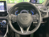 【ステアリングヒーター】冬場に冷たくなりやすい革巻きステアリングを、スイッチ一つで素早く適温に!エアコンよりも早く温まってくれるので、寒い日の運転も快適になりますね♪