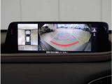 【360&deg;ビュー・モニター】クルマを真上から見たような俯瞰(ふかん)映像や助手席側のサイド映像など、視点を切り替えて表示。さまざまなアングルで視界をサポートします。