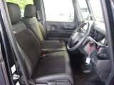 外見からは想像もつかないほど広い車内空間です。ゆったりと座れます。運転席にはシートリフターが付いていますので座高にあわせてドライビングポジションが決められます。