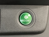 ECON モードをON にするとアクセルペダルの動きに対するエンジンの反応とエアコンの制御を切り換えることで、燃費のいい運転をするドライバーがペダルを踏んだ時と同じようにエンジンを制御します。