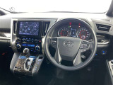 運転席まわりです。 各操作スイッチは使いやすい位置に配置されてます。