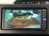 【バックカメラ】 駐車時に車両後方の様子を見ることができるので、運転の不安を軽くします。