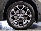 【BMWアロイホイル】軽量かつ強度に拘ったアロイホイル。走行性能ポテンシャルを引き出す設計。車の足元を引き締めてくれる大きなポイントはアロイホイルです。