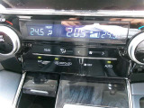 左右独立温度コントロールフルオートエアコンです。運転席、助手席それぞれで独立して温度設定ができます。冷え性の方が乗っても安心ですね♪