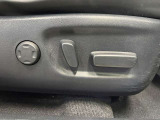 【パワーシート】電動でシートポジションの変更が可能です。手動式より細かくシート設定が可能ですのでより快適な姿勢でドライブを楽しんで頂けるでしょう。