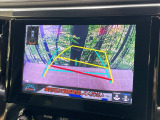 【バックカメラ】駐車時に後方がリアルタイム映像で確認できます。大型商業施設や立体駐車場での駐車時や、夜間のバック時に大活躍!運転スキルに関わらず、今や必須となった装備のひとつです!