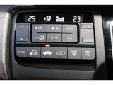 運転席と助手席の温度設定の変更が可能な左右独立タイプのデュアルエアコンです♪♪♪暑がりな人・寒がりな人も誰もが車内を快適にお過ごしいただけます♪♪♪