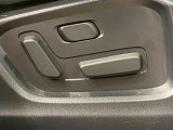 運転席ポジションメモリー付パワーシート】ワンタッチで記憶させていたシートの前後・リクライニングはもちろん、シートリフターも備えます☆快適なドライブをお楽しみ下さい♪