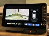 リバースギアに入れるだけで後方の表示へ切り替わります。夜間や雨の日の駐車も楽になりますよ。
