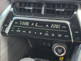 車内環境を自動でコントロールするフルオートエアコン。長距離ドライブも快適です。