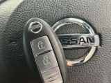 【スマートキー&プッシュスタート】ドアハンドルを軽く握るだけでドアロックを解錠でき、施錠はドアハンドルのロックスイッチを押すだけでブレーキを踏みながらエンジンスイッチを押すだけで、エンジンが始動!