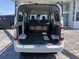 【荷室】リヤシートを倒せばさらに広くご使用することが出来ます。