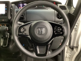 ハンドルにHondaセンシング系のクルーズコントロールやレーンキープアシストなどのスイッチと、オーディオの操作スイッチが装備されています。ハンドルから手を離さず安全に操作できます。