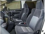 運転席助手席はゆとりがあります★ 足元も大変広々しております。