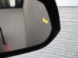 隣車線を走る車両をレーダーで検知し、ドアミラーでは確認しにくい後側方エリアに存在する車両に加え、急接近してくる車両も検知します。車両を検知するとドアミラーに搭載されたLEDインジケーターが点灯します。