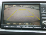 バックカメラの画像です。ガイドラインがスムースな車庫入れをサポートいたします。車庫入れの安心感がアップしますね。