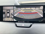 360度ビューカメラを搭載。4方の小型カメラの映像を処理し、車両真上からの映像に変換しています。