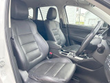 運転席まわりには十分なスペースがあり、大柄な方でもゆったり運転していただける環境です。