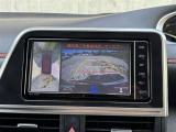 駐車場や交差点で周囲の安全確認をサポートする「パノラミックビューモニター」を搭載。