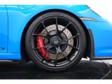 20/21インチ センターロック 911 GT3鍛造アルミホイールがサテンブラック塗装のオプション装備で足元から引き締まっております。