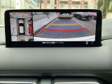 360&deg;ビューモニターでは、両サイドとフロント、バックカメラの合成で、あたかも上空から見下ろした様に周囲を確認して頂けます。駐車場だけでなく、T字路等でも活躍のアイテムです。