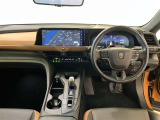 運転席は見やすく整理され、ナビも美しく装着され操作性にも優れています!
