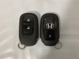スマートキーを装備しています。鍵を差し込むことなくドアロックの開け閉めと、スタートボタン操作でのエンジンスタートができます。スペアキーも同じものを用意しております。