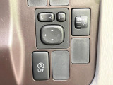 【電動格納ミラー】サイドミラーは電動格納式となっており、狭い駐車場でもキズがつくリスクを抑えられます。