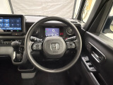 CVT車のセレクトレバーです。低速から高速まで、変速ショックのないスムーズな走りと、エンジン効率のよい領域を維持して燃費にも貢献します。サイドブレーキはスイッチ操作の電子制御パーキングブレーキ。