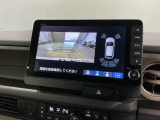 リバースギアに入れるだけで後方の表示へ切り替わります。夜間や雨の日の駐車も楽になりますよ。