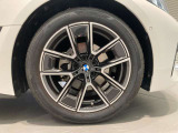 BMWの純正アロイホイールは軽量かつ強度にも優れているホイールで走行性能を引き上げる設計になっております。足元にもBMWは妥協がなくこだわっている個所になります。