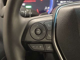 マルチインフォメーションディスプレイ内の表示切替や運転支援機能、オーディオの操作をステアリングから手を放さず行うことができ、運転に集中できます。