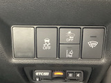 Hondaセンシング用の、VSA(ABS+TCS+横滑り抑制)解除と路外逸脱抑制機能のオンオフスイッチなどはハンドルの右側に装備しています。