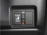 左側パワースライドドア付き!挟み込み防止機能でお子さまの乗り降りも安心です。さらに車内・車外のドアハンドルはもちろん、運転席スイッチやリモコンキーからも開閉できるので、大変便利な装備です!