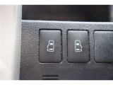 スライドドアの開閉は、ドアハンドルはもちろん運転席からのスイッチ操作でも可能です。お子様の送迎時の乗り降りも一段と楽になります。