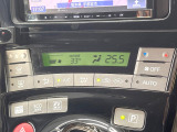 【オートエアコン】一度お好みの温度に設定すれば、車内の温度を検知し風量や温度を自動で調整。暑い&hellip;寒い&hellip;と何度もスイッチ操作をする必要はありません。快適な車内空間には必須の機能ですね♪