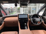 【運転席・インパネまわり】ハンドル・シート・フロアーなど隅々までプロによるクリーニング済み☆彡キレイな車内でドライブが一層快適にお楽しみいただけます!!