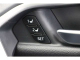 車の運転席の位置を保存できるシステムです。運転手が変わってもセッティングしたポジションを再現できる為発進時の手間が省けます。