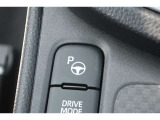 アドバンスト パーク付きです。カメラやソナーによって、周囲を監視しながら駐車を支援。障害物を検知した場合には警報を鳴らし、ブレーキ制御を行うことで接触回避を支援します。