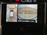 【パノラミックビューモニター】映像で、見づらい車両周辺の確認をアシスト。クルマを真上から見ているような映像を表示。 運転席から確認しにくい車両周囲の状況を把握。