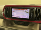 リバースギアに入れるだけで後方の表示へ切り替わります。夜間や雨の日の駐車も楽になりますよ。