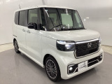 180cm近い車高と、センターレイアウト燃料タンクの低床フロアで、軽自動車とは思えない車内空間を実現しています。