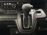 ハンドルにHondaセンシング系のクルーズコントロールやレーンキープアシストなどのスイッチと、オーディオの操作スイッチが装備されています。ハンドルから手を離さず安全に操作できます。
