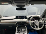 フロントピラーの位置を従来よりも後方にレイアウト。運転席からの視界の広がりを向上。車両の周囲の状況を、いち早く知ることで、安全に運行できます。