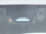 【プリクラッシュセーフティ】前方の車両等を検知し、衝突しそうな時は警報で注意を促し、ブレーキを踏む力をサポート。ブレーキを踏めなかった場合は衝突被害軽減ブレーキが作動、衝突回避をサポートします。