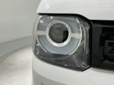 LEDヘッドライトは、点灯の瞬間から最大光量を発揮し、突然暗くなるトンネルなどでの安定感を高めます。