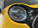 LEDヘッドライトは、点灯の瞬間から最大光量を発揮し、突然暗くなるトンネルなどでの安定感を高めます。
