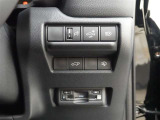 オートマチックハイビームとは、先行車や対向車のライトを認識し、ハイビームとロービームを自動で切り替える機能です。夜道の視界を確保します。詳細は販売店スタッフまでおたずねください。