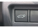 後ろが狭くてもサッと積める。途中で止められる安心のバックドア。後ろの駐車スペースが狭い時に重宝しますよ♪