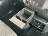 インストセンタースライドボックス。スマートフォンを充電しながら立てて収納できます。